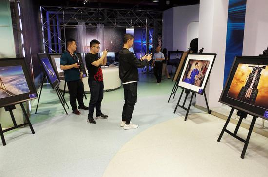 “庆祝新中国成立70周年航空航天辉煌成就大展”现场展出的获奖作品