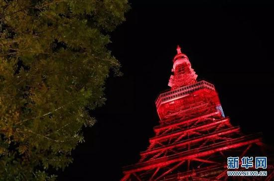 　　▲ 资料图片：2月4日晚，日本东京的地标性建筑东京塔首次为庆祝中国春节点亮“中国红”灯光装饰。（新华社记者 杜潇逸 摄）