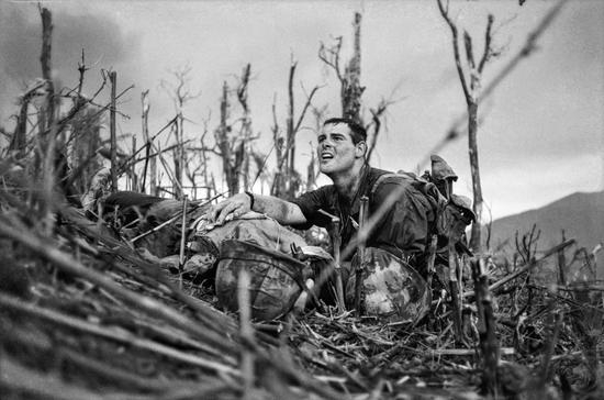 痛苦的医务兵，凯瑟琳·勒罗伊摄于1967年。图片来源：Dotation Catherine Leroy