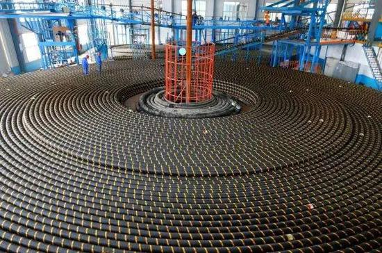 图为山东一家海缆生产企业今年5月正在赶制订单，以确保海缆市场供应。