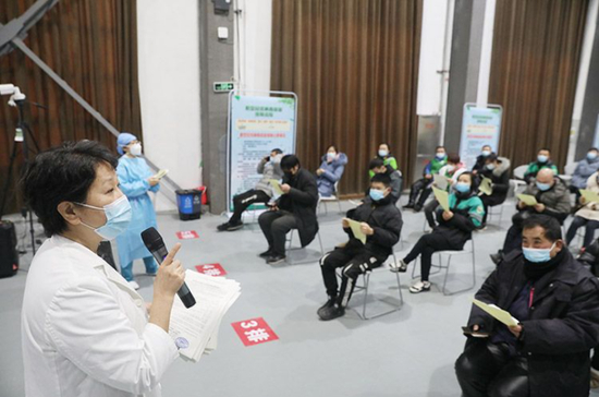 朝阳规划艺术馆新冠病毒疫苗临时接种点，接种人员50人为一组，到达等候区后，由医务人员为接种人员讲解接种疫苗的注意事项。