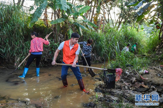 2020年5月2日，广西兴业县小平山镇金华村驻村第一书记董积有（左二）与村民一起清理河道中的淤泥和垃圾。新华社记者 曹祎铭 摄