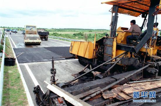 　　全长600余公里的海南环岛高速公路于1999年10月份全线通车。这是工作人员在海南环岛高速公路施工现场工作（资料照片）。 新华社记者姜恩宇摄