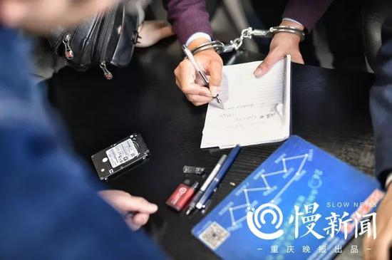 ▲4月2日被抓获的嫌疑人正交代自己的各种密码