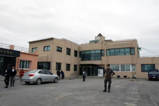 4月24日，一名韩国士兵在大成洞村村委会大楼旁执勤。 新华社记者李鹏摄