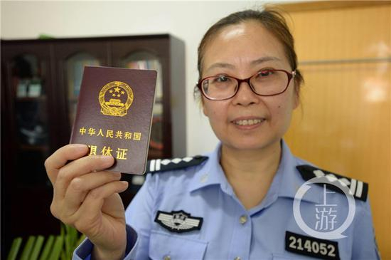 张小玲展示自己的退休证。