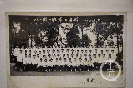 　张小玲警校毕业照，她在前排左二。