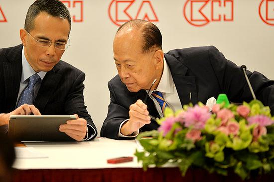 2018年3月16日，香港，李泽钜和李嘉诚。视觉中国 图