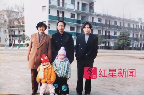 1997年春节，徐浩跟父母的合影，前排两个小孩是徐浩的侄儿和侄女。半年后，徐浩就进入了大牢。