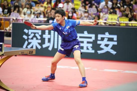张本智和战胜张继科后，1比4惨败林高远。