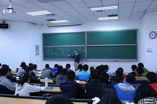 席南华院士为国科大本科生讲授《代数学引论》课程。杨天鹏 摄