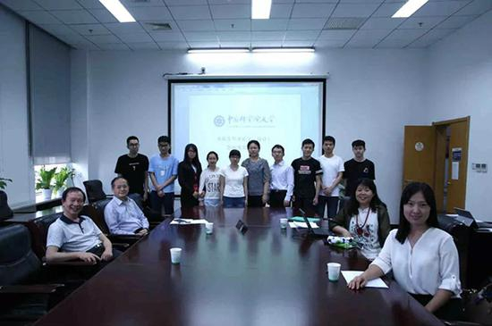 数学专业本科生毕业论文答辩后与周向宇院士及导师们合影。杨天鹏 摄