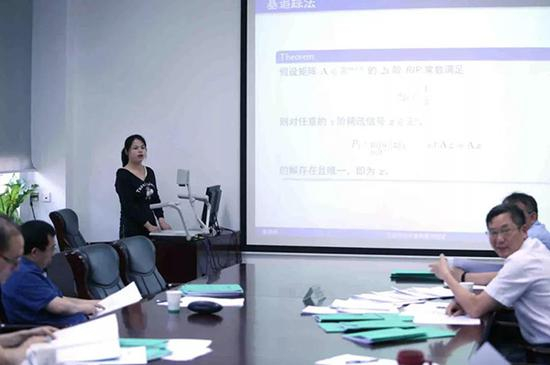 数学专业姜博鸥的论文《压缩感知中重构算法综述》被评为优秀论文。杨天鹏 摄