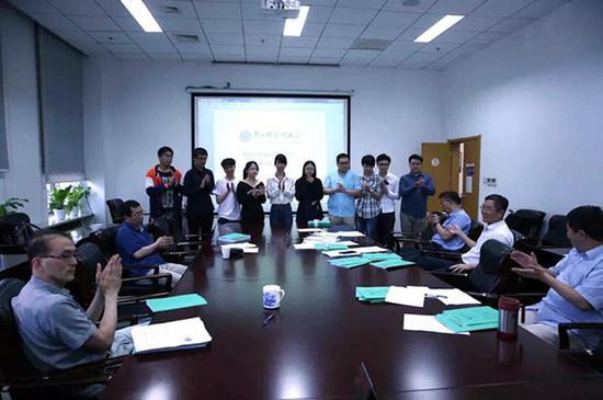 答辩委员会主席袁亚湘院士公布论文答辩结果。杨天鹏 摄