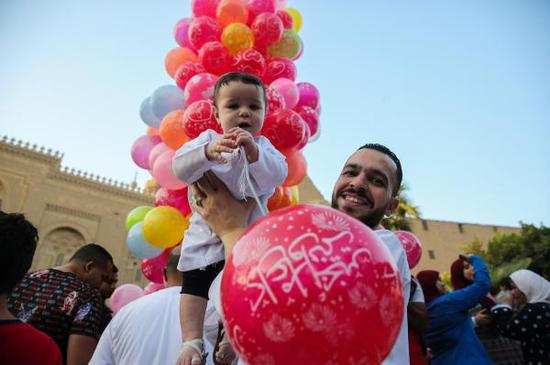 当地时间2018年6月15日，埃及开罗，穆斯林民众参加开斋节祈祷。 视觉中国 图