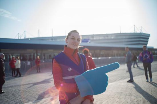 2018世界杯在俄罗斯拉开序幕前夕，加里宁格勒体育场的世界杯志愿者。（吴壮 摄）