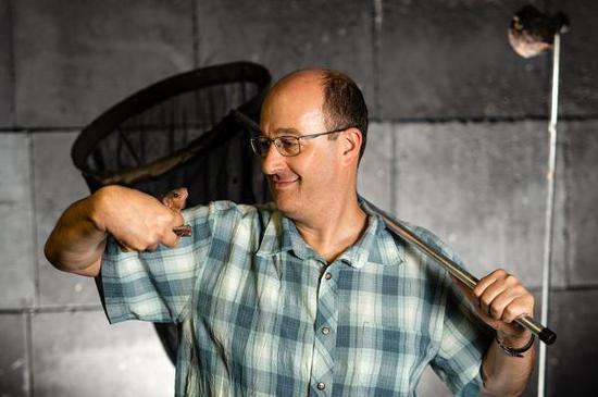 Nachum Ulanovsky和他的“好朋友”蝙蝠。