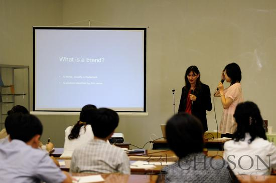 外国专家在研讨会上讲述“什么是品牌”