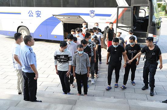 民警将犯罪嫌疑人押解回东阳。蔡伟华供图