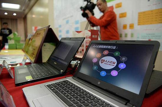 警方缴获的网络传销作案工具。视觉中国 资料