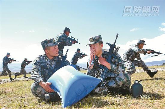 西藏军区某合成旅列兵张勐在演练中突感不适，及时吸氧调整。兰国洪 摄