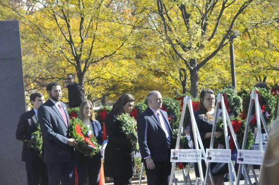 11月8日，在美国华盛顿，人们参加美国国家一战纪念碑落成仪式。（新华社记者徐剑梅摄）