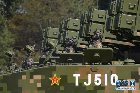 　　▲资料图片：2015年9月3日，中国人民抗日战争暨世界反法西斯战争胜利70周年纪念大会在北京隆重举行，图为反坦克导弹方队接受检阅。&nbsp;新华社记者 韩传号 摄