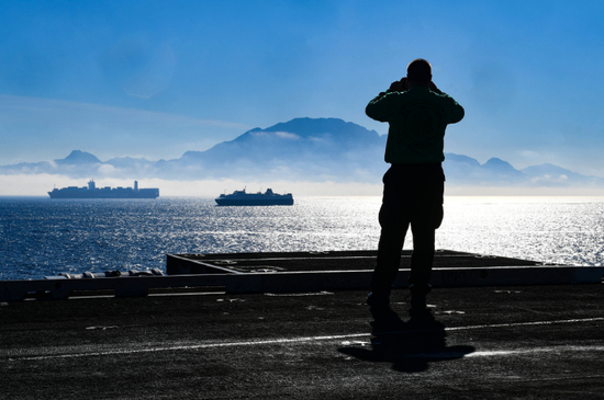 2018年12月4日，美国海军“杜鲁门”（CVN-75）驶过直布罗陀海峡 本文图源如无说明均来自美国海军