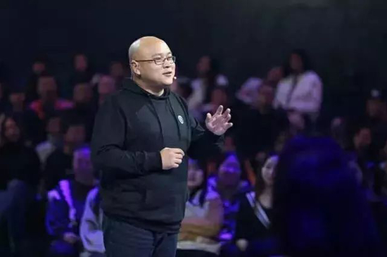 张释文（张岩）此前在一个教育论坛上演讲的网络图片图片来源：互联网