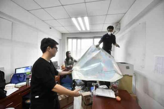 　　2018年12月21日，在北京市人民政府外事办公室，工作人员摘下世界地图打包运抵北京城市副中心行政办公区。北京日报客户端记者蔡代征摄