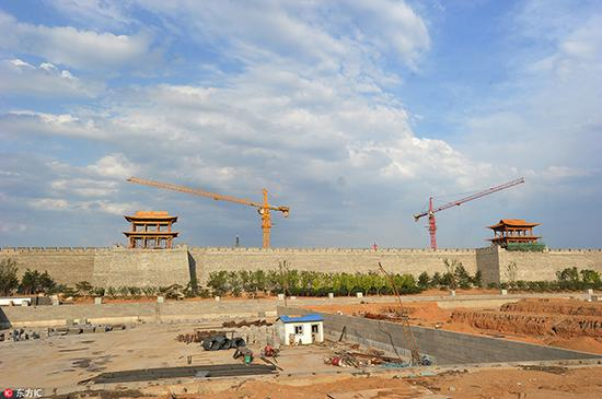 2017年6月14日，工人在大同古城墙楼台复建工程中施工。东方IC 图