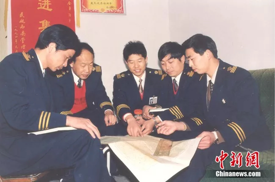 周春林机组正在研究航线。南航贵州公司供图