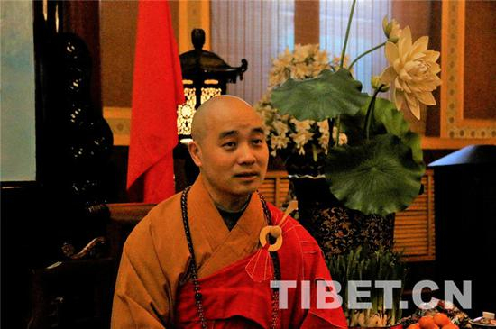 图为宗性法师接受中国西藏网采访。摄影：易文文