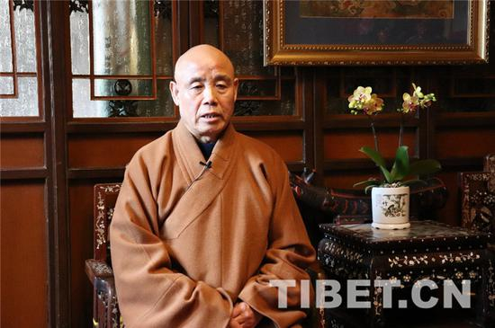 图为演觉法师接受中国西藏网采访。摄影：孔夏