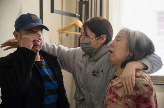 3月3日，小菲与父母团聚，一家人激动落泪。 检查日报正义网 图