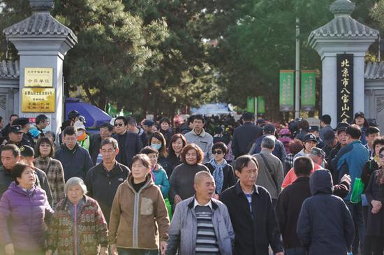 4月5日，清明假期第一天，大量市民一早就来到八宝山人民公墓祭祀。新京报记者 郑新洽 摄