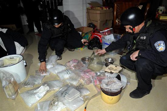 　　在上海警方从博社村带走毒贩一年后，广东警方”雷霆扫毒“专项行动缴获大量毒品和赃款。图片来源：新华社