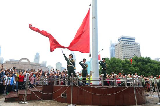  图说：每当国旗班战士升起无缝国旗，心里充满了自豪感。朱博 摄