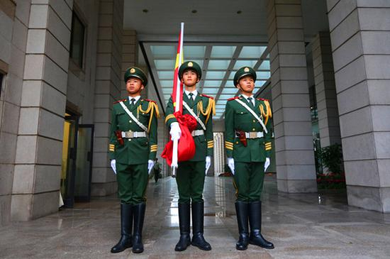 图说：国旗班战士准备进行升旗仪式。朱博 摄