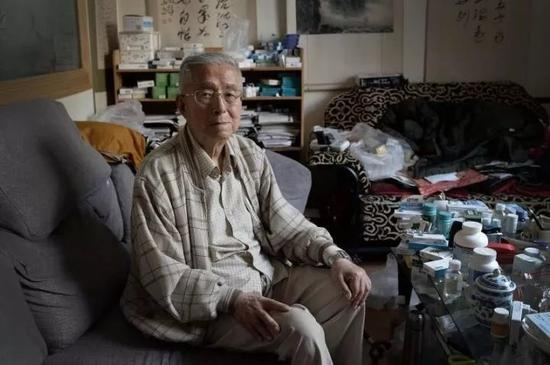 杨维骏离休以来，一直作为一个退而不休“挑刺找茬”的另类官员存在。 新京报记者 吴江 摄