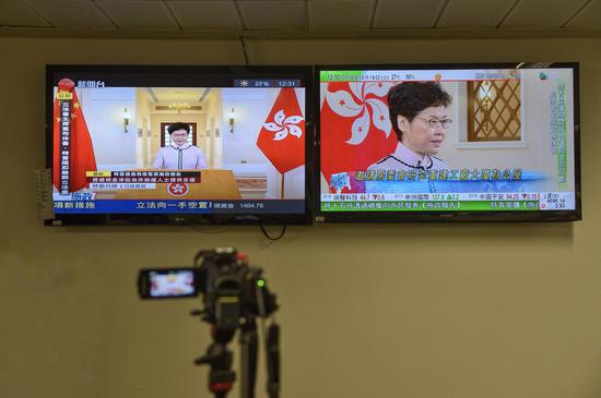 立法会大楼媒体厅内，电视在播放林郑月娥宣读施政报告的内容。新京报特派香港报道组&nbsp;摄
