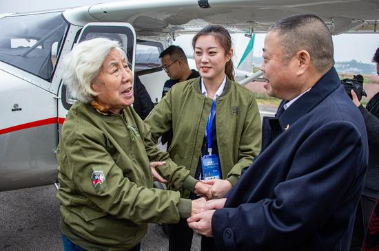“硬核奶奶”苗晓红乘坐四川驼峰通用航空有限公司直升机再返蓝天。