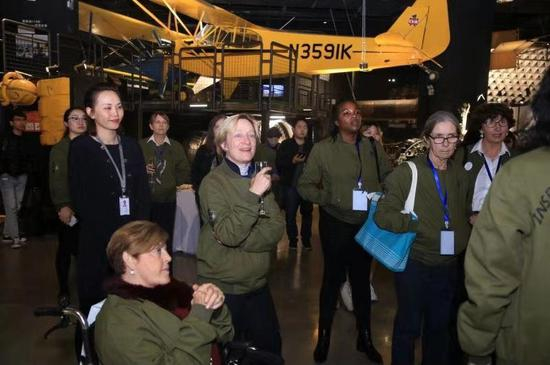 中外女飞行员参加立巢航空博物馆主题晚宴。