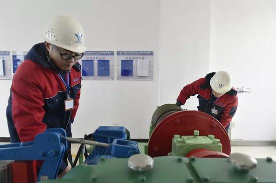 南水北调中线干线邢台管理处工作人员在南水北调七里河排冰闸站巡查排冰设备。新华社记者 鲁鹏 摄