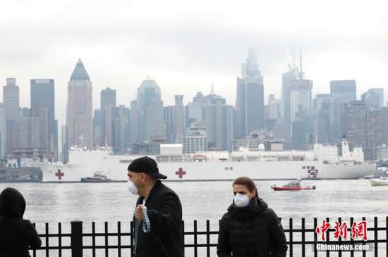 　　当地时间3月30日，美军医疗舰“安慰号”航行抵达纽约曼哈顿。当日，“安慰号”抵达位于纽约曼哈顿的90号码头。该船有1000张医疗床位，配备50个急救室，12个手术室，将在纽约接收非新冠肺炎患者。中新社记者 廖攀 摄