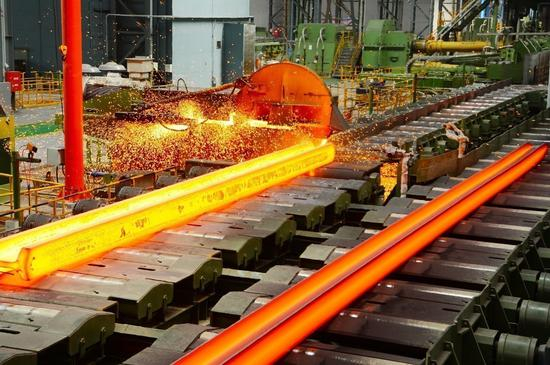 图为繁忙的马钢重型热轧H型钢生产线。袁加权摄（人民视觉）