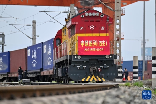 　　2021年4月13日，X9041次中欧班列（西安）从西安国际港站出发。这是2021年陕西开行的第1000列中欧班列。新华社记者 李一博 摄