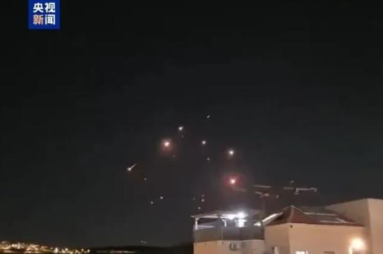 △以色列北部空域当地时间14日晚遭伊朗导弹袭击画面