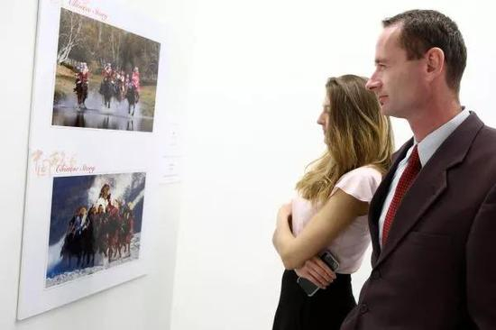 　　▲资料图片：2016年12月1日，斯洛伐克首都布拉迪斯拉发举办“中国故事·中国西藏”图片展，百余幅摄影作品从自然风光、社会生活、生产建设等多个角度讲述中国故事。图为当地民众参观摄影展。（新华社）