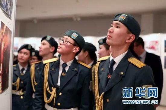 　　▲“今日中国暨国防和军队建设”发展成就图片展在哈萨克斯坦阿斯塔纳举行。哈萨克斯坦军校学生观看展览。